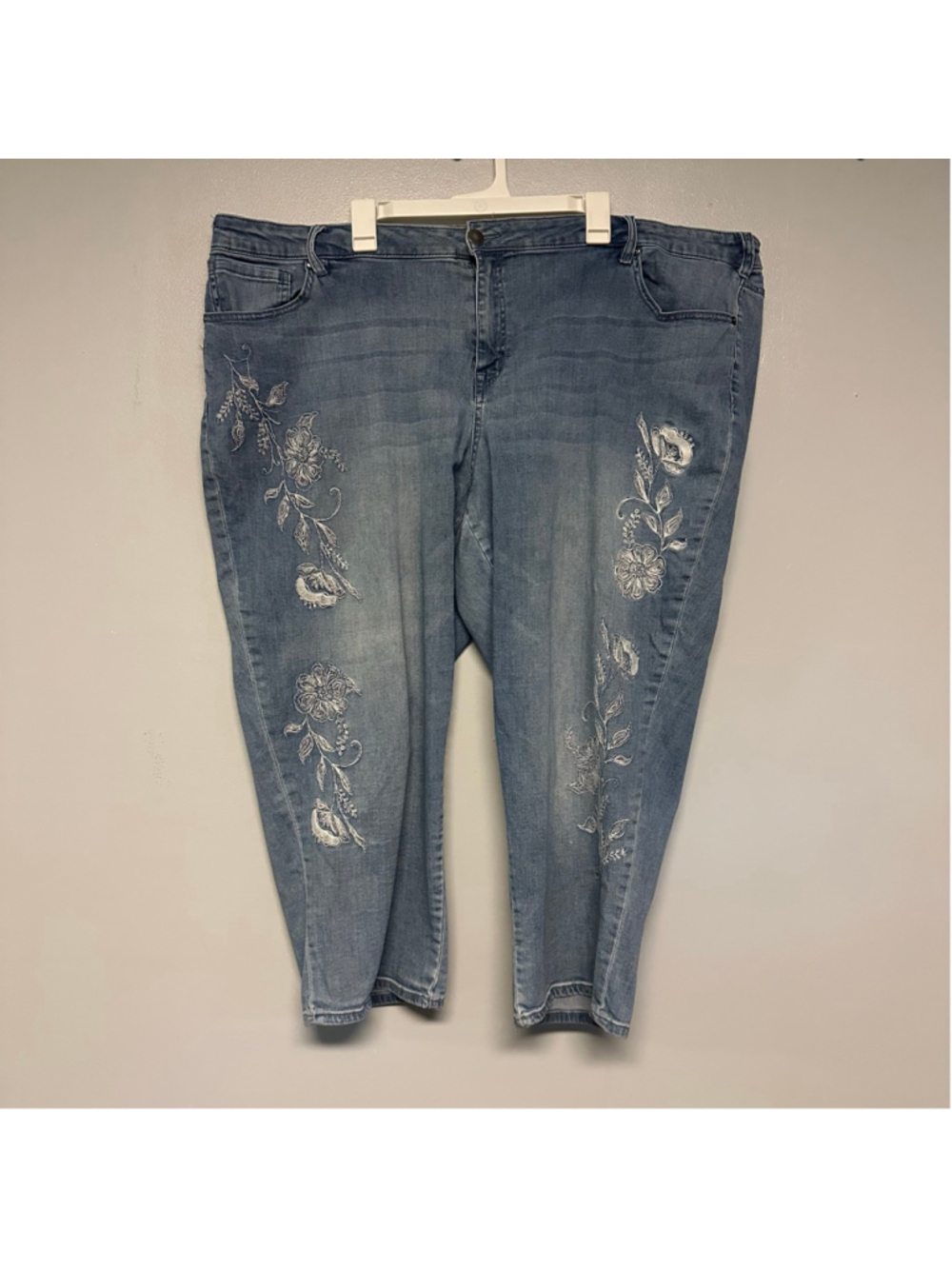 Lane Bryant Girlfriend Crop Jeans Blue Floral Embroidered Mid-Rise Size 28